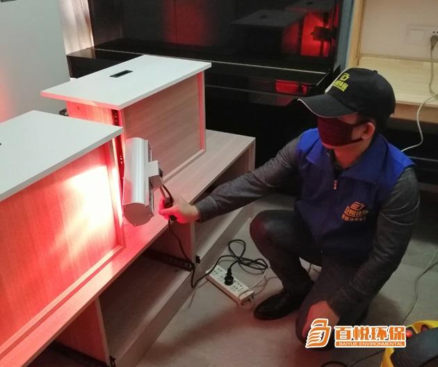 佛山百悅環(huán)保除甲醛治理公司是專業(yè)清除甲醛公司，為佛山及佛山周邊新裝修機關(guān)企事業(yè)單位辦公樓、寫字樓、家庭住宅、新房、別墅、公寓、酒店、賓館、醫(yī)院、養(yǎng)老院、幼兒園、學(xué)校教室、商場、超市、旅館、文化場所、書店、圖書館、展覽館、體育館、公共交通場所、公共交通工具、餐廳等用戶提供室內(nèi)除甲醛、裝修甲醛治理解決方案、除異味的空氣治理服務(wù),擁有經(jīng)驗豐富的施工團隊，除甲醛價格公道，十五年質(zhì)保。